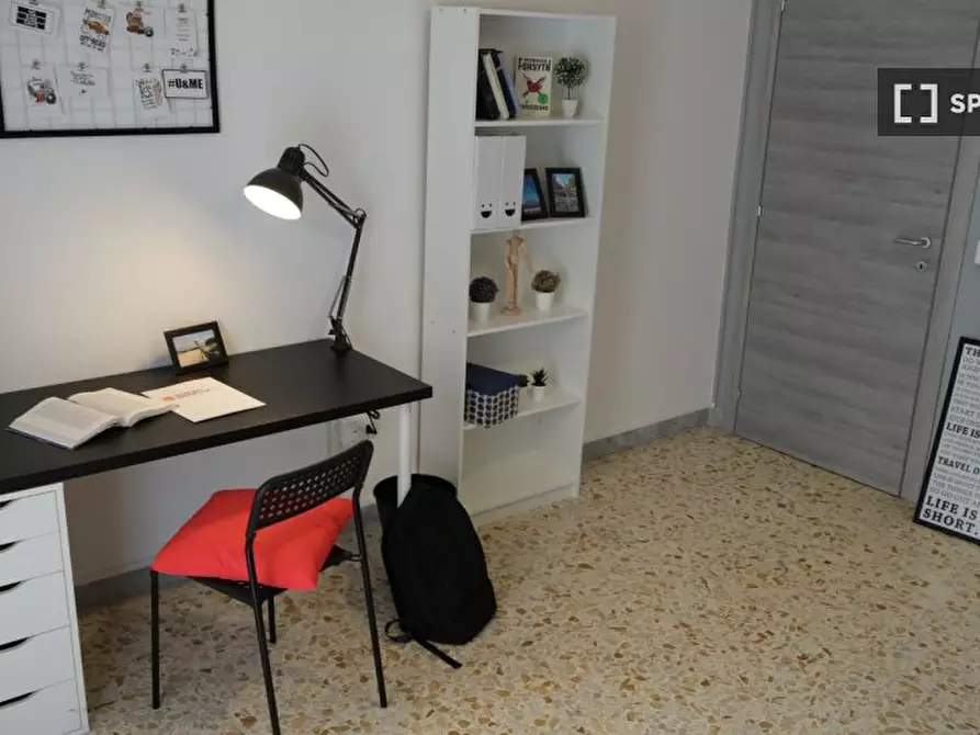 Immagine 4 di Camera condivisa in affitto  in Via Terracina n. fab. A - sc. H int. 27 a Napoli