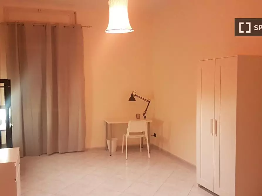 Immagine 3 di Camera condivisa in affitto  in Via Antonietta de Pace a Napoli