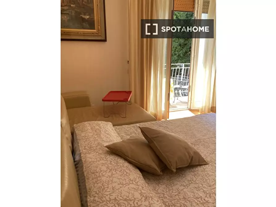 Immagine 15 di Camera condivisa in affitto  in Via Posillipo a Napoli