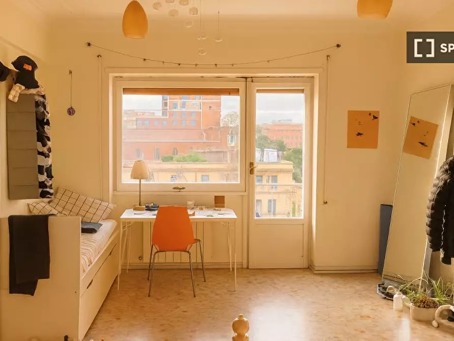 Immagine 1 di Camera condivisa in affitto  in Via Antonio Raimondi a Roma