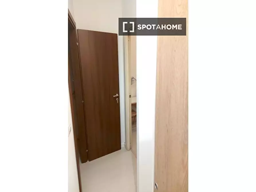 Immagine 4 di Camera condivisa in affitto  in Via Edoardo Jenner, 00151 Roma RM, Italy a Roma