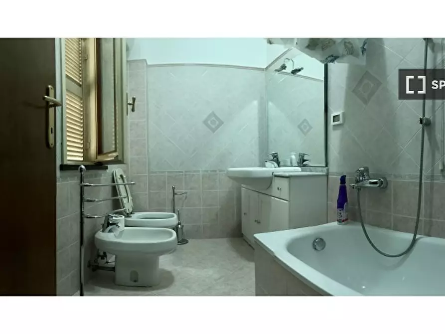 Immagine 3 di Camera condivisa in affitto  in Via Renato Simoni a Roma