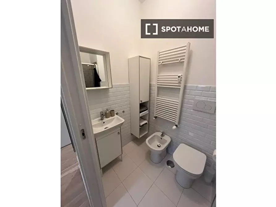 Immagine 10 di Camera condivisa in affitto  in Via Teano a Roma