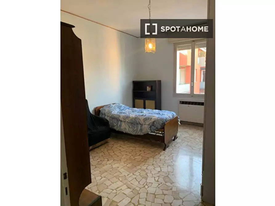 Immagine 1 di Camera condivisa in affitto  in Via Sandro Botticelli a Bologna