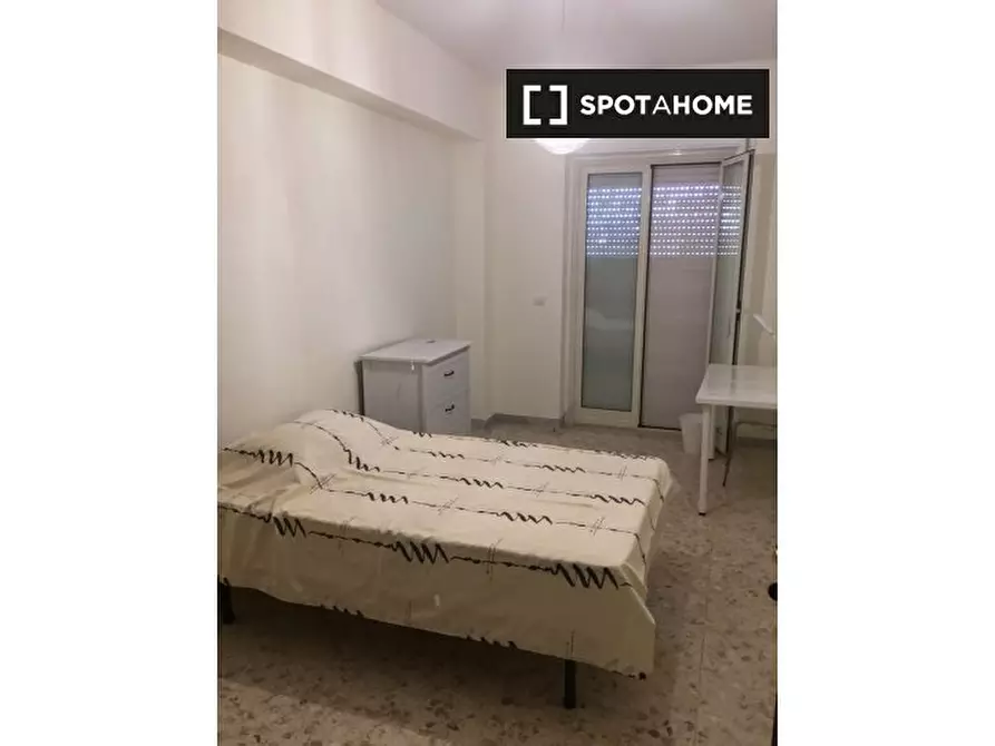 Immagine 14 di Camera condivisa in affitto  in Via Croce Rossa a Napoli
