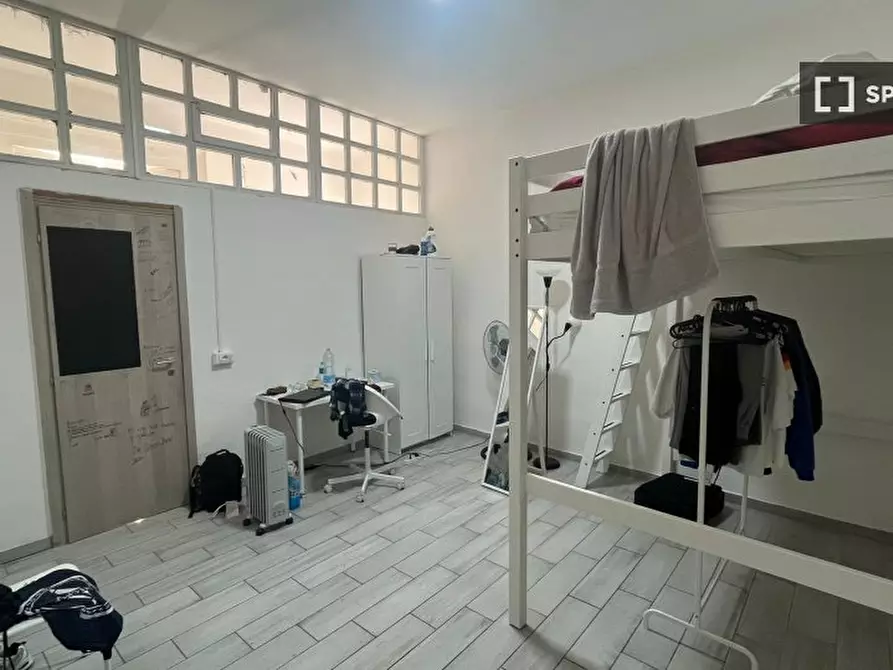 Immagine 1 di Camera condivisa in affitto  in Via Pietro Trinchera a Napoli