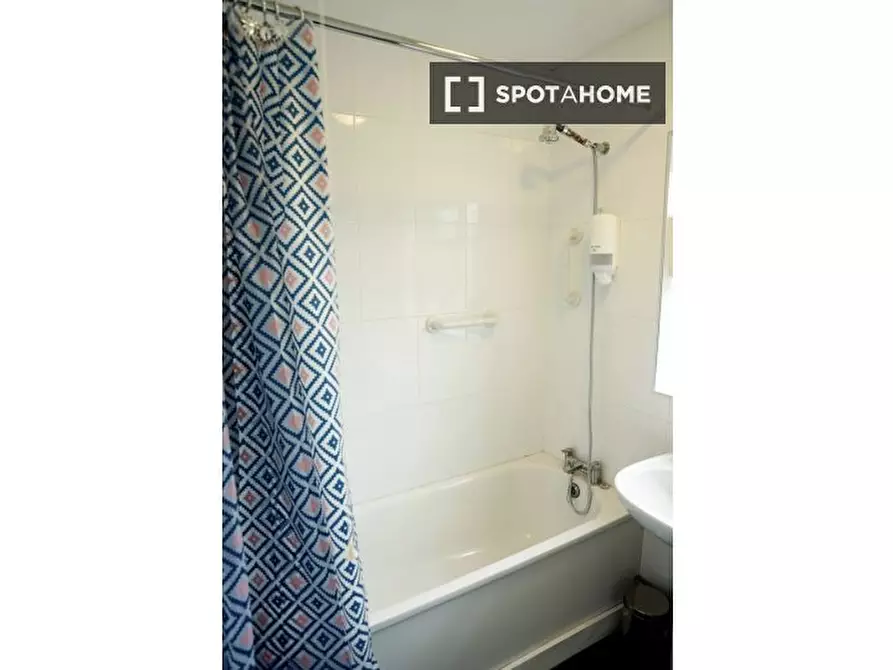 Immagine 12 di Appartamento in affitto  in Percy Ave a Staines