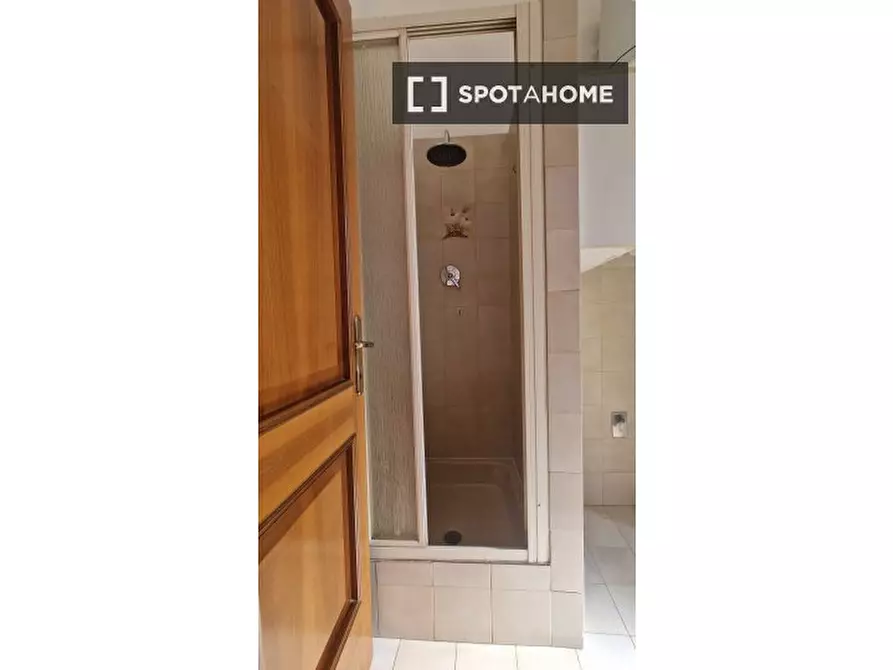 Immagine 10 di Camera condivisa in affitto  in Via Paolo Paruta a Roma