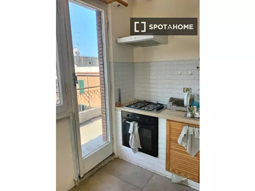 Immagine 12 di Camera condivisa in affitto  in Via delle Acacie a Roma