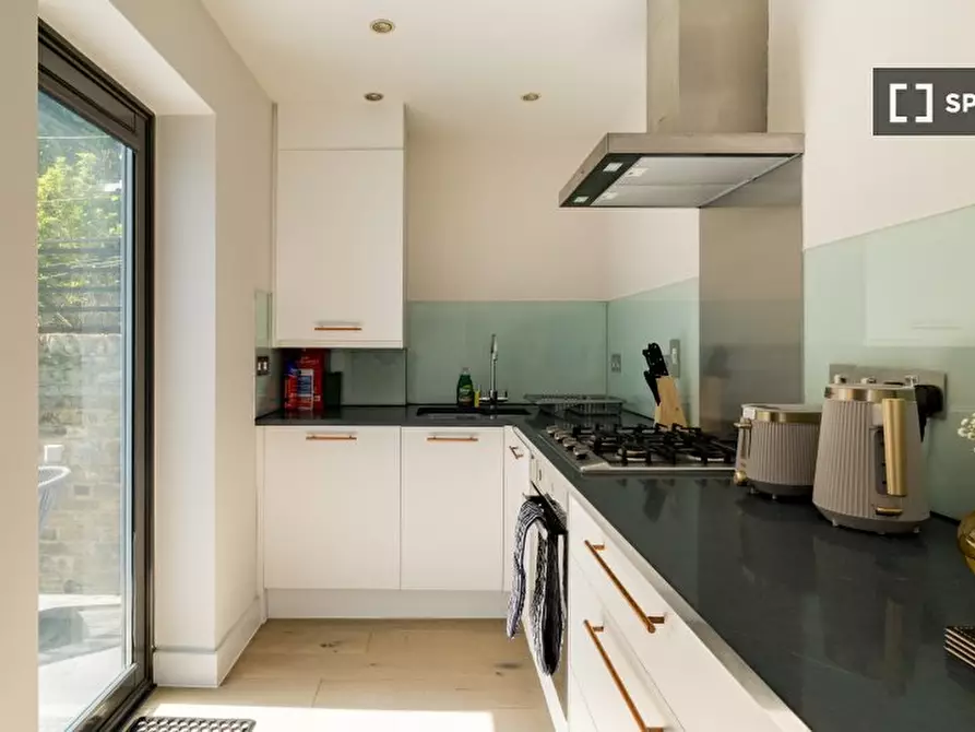 Immagine 13 di Appartamento in affitto  in Basing Street a Kensington