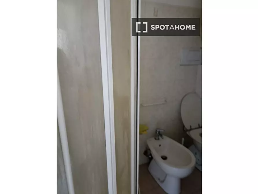 Immagine 3 di Camera condivisa in affitto  in Via Agrigento a Roma