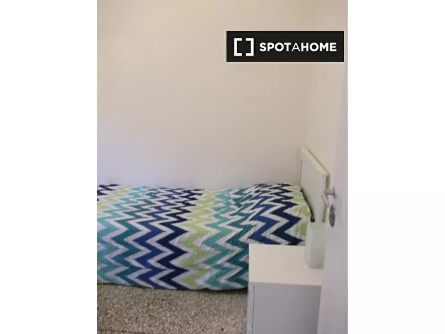 Immagine 2 di Camera condivisa in affitto  in Via Domenico Quaranta a Napoli