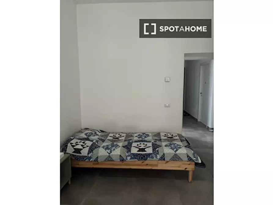 Immagine 3 di Camera condivisa in affitto  in Via Calimno a Roma