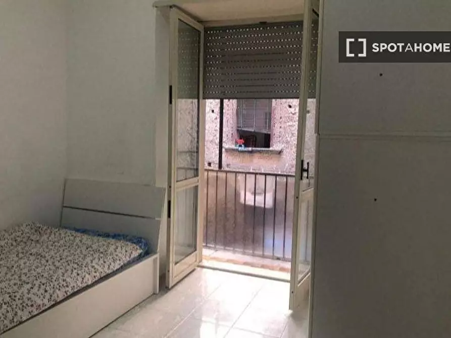 Immagine 8 di Camera condivisa in affitto  in Via delle Zite a Napoli