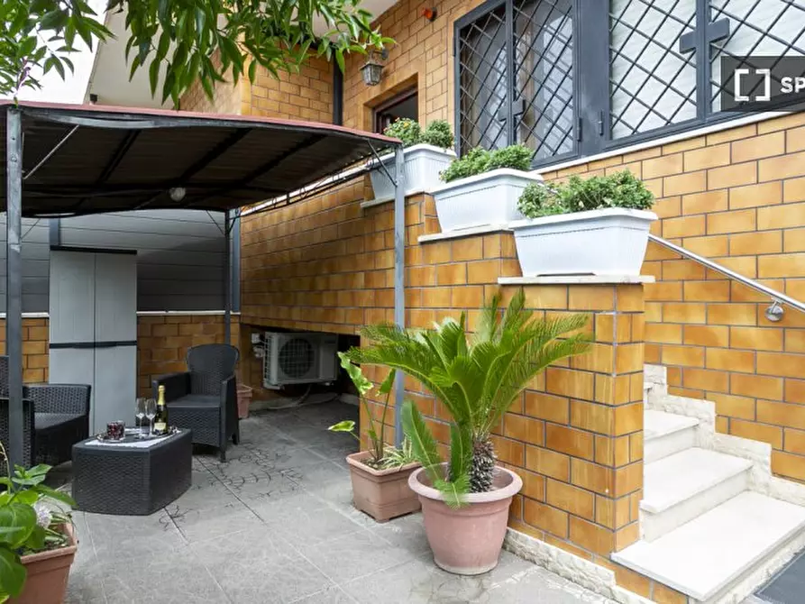 Immagine 16 di Camera condivisa in affitto  in Via Giasone a Roma