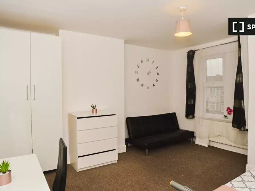 Immagine 2 di Camera condivisa in affitto  in Prince Regent Ln a East Ham