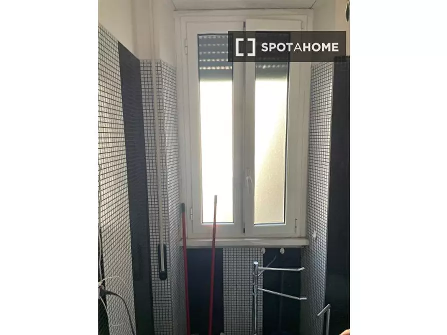 Immagine 6 di Camera condivisa in affitto  in Via dei Campi Flegrei a Roma