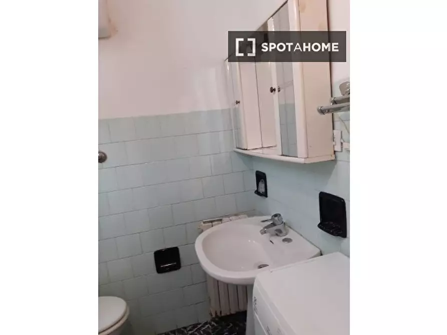 Immagine 8 di Camera condivisa in affitto  in Viale Alessandrino a Roma