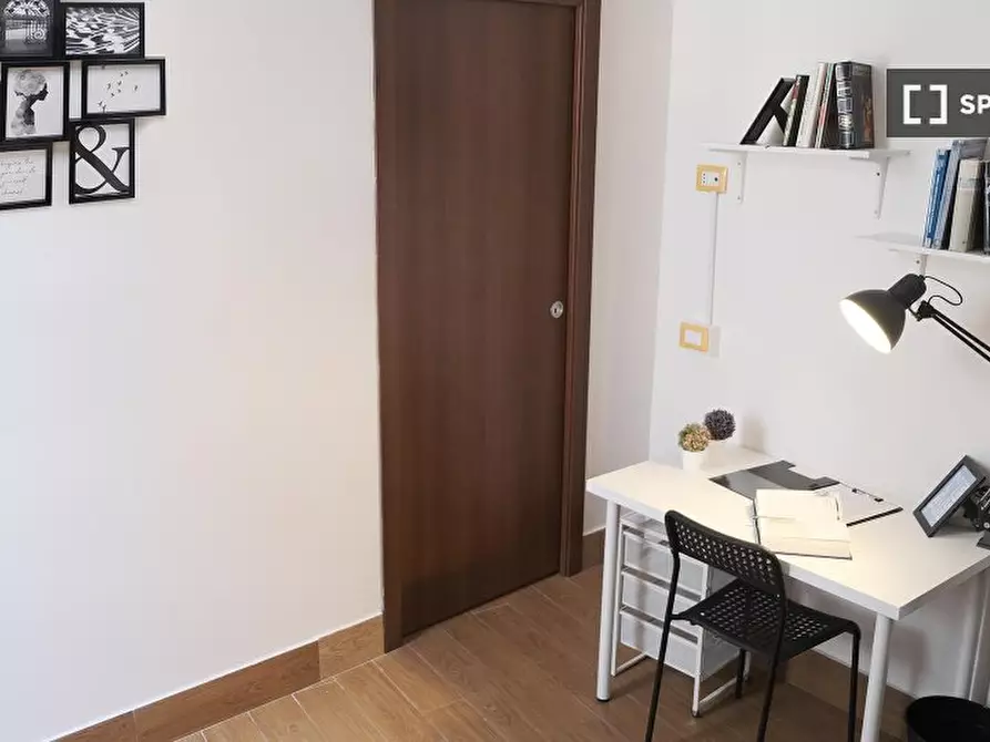 Immagine 2 di Camera condivisa in affitto  in Via Enrico Pessina n. a Napoli