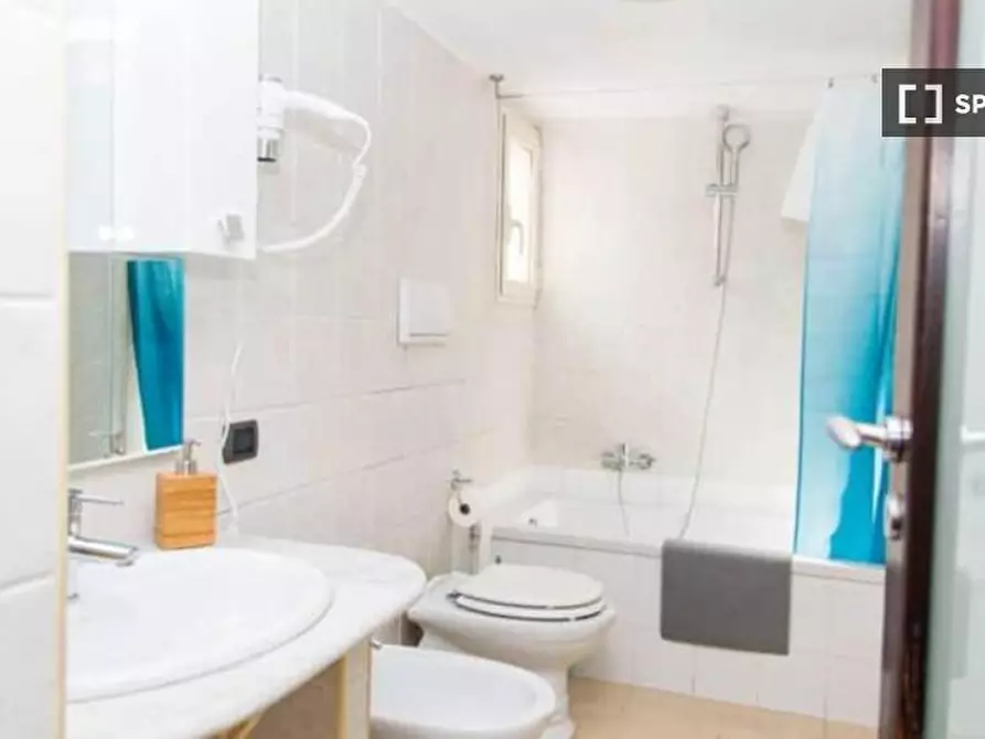 Immagine 10 di Camera condivisa in affitto  in Vico Maiorani a Napoli