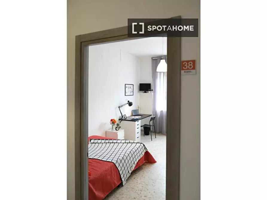 Immagine 1 di Camera condivisa in affitto  in Via Terracina n. fab. A - sc. H int. 27 a Napoli