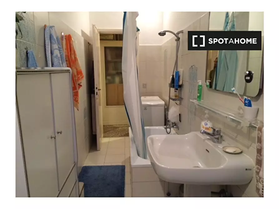 Immagine 5 di Camera condivisa in affitto  in Viale Furio Camillo, 00181 Roma RM, Italy a Roma