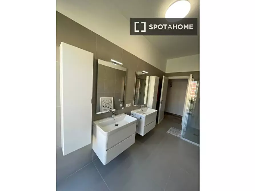 Immagine 3 di Camera condivisa in affitto  in Via Francesco Grimaldi a Roma