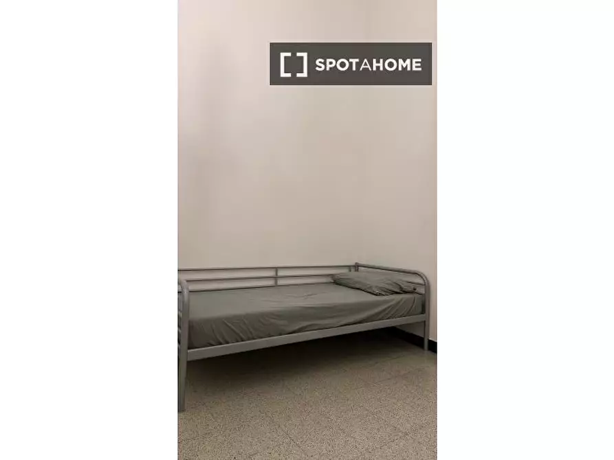 Immagine 19 di Camera condivisa in affitto  in Via Voghera a Roma