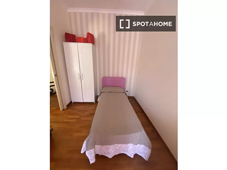 Immagine 18 di Camera condivisa in affitto  in Via Posillipo a Napoli