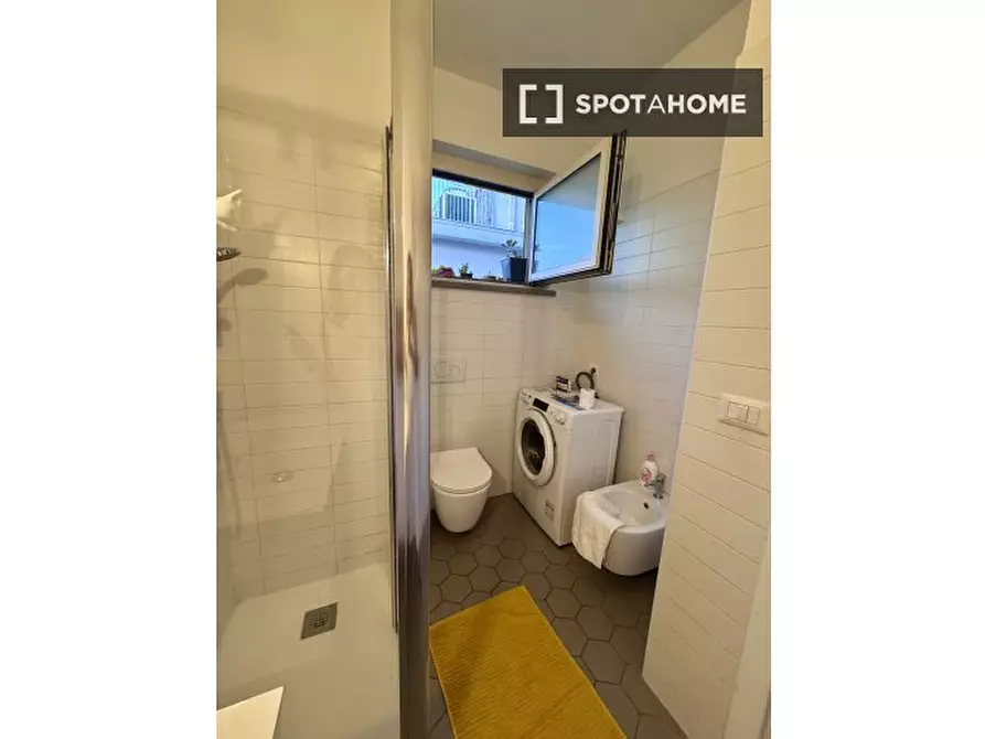 Immagine 3 di Camera condivisa in affitto  in Via dei Reti a Roma