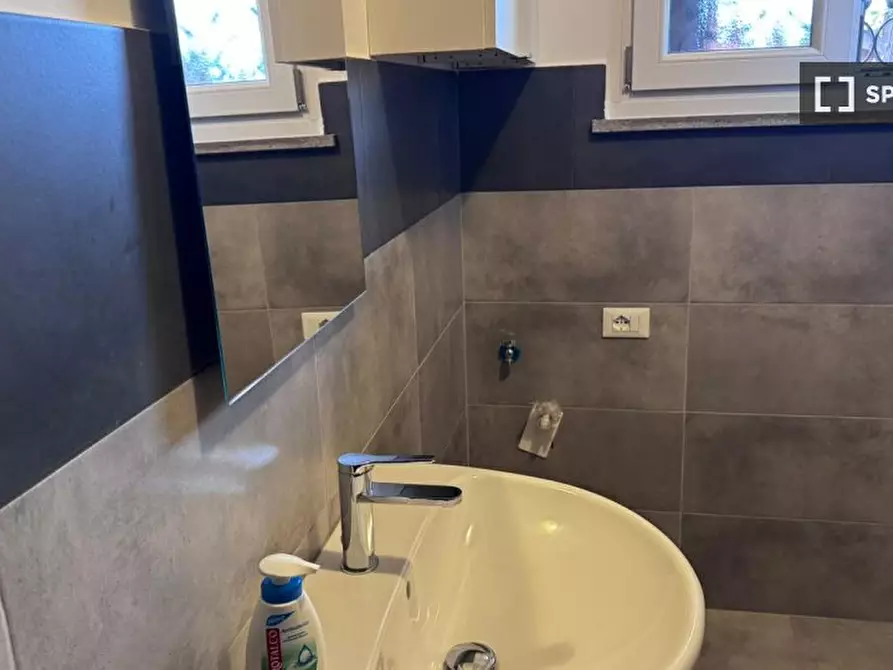 Immagine 4 di Camera condivisa in affitto  in Via dei Macarani a Roma