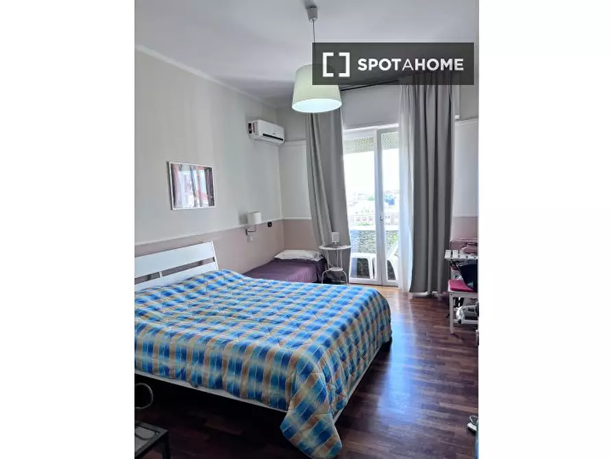 Immagine 1 di Camera condivisa in affitto  in Via Appia Nuova a Roma