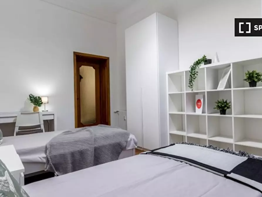 Immagine 2 di Camera condivisa in affitto  in Viale Regina Margherita a Milano