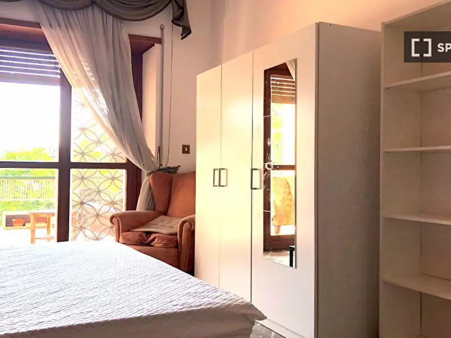 Immagine 2 di Camera condivisa in affitto  in Viale Leonardo da Vinci, 00145 Roma RM, Italy a Roma