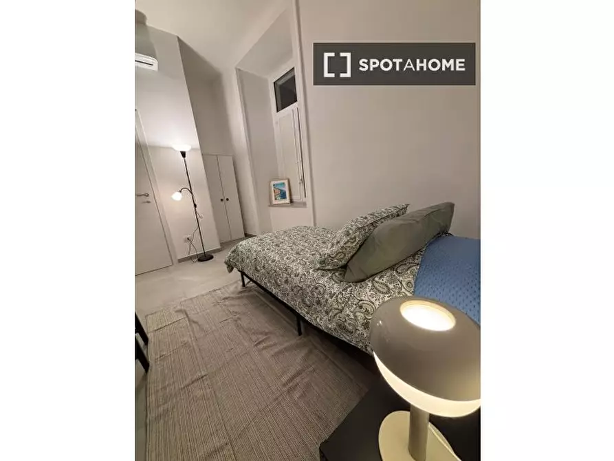 Immagine 1 di Camera condivisa in affitto  in P.za Cavour a Napoli