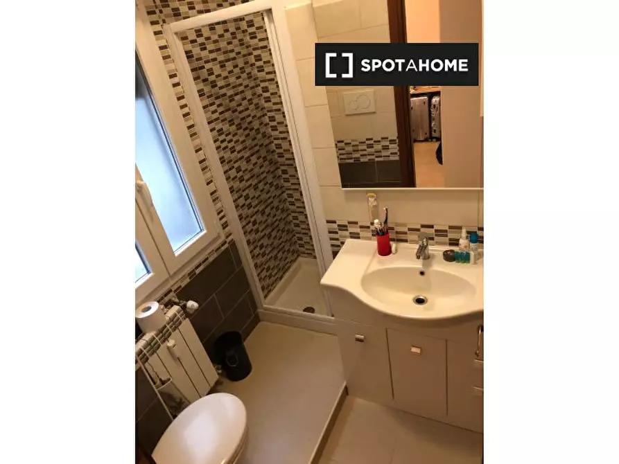 Immagine 7 di Camera condivisa in affitto  in Viale di Tor Marancia a Roma