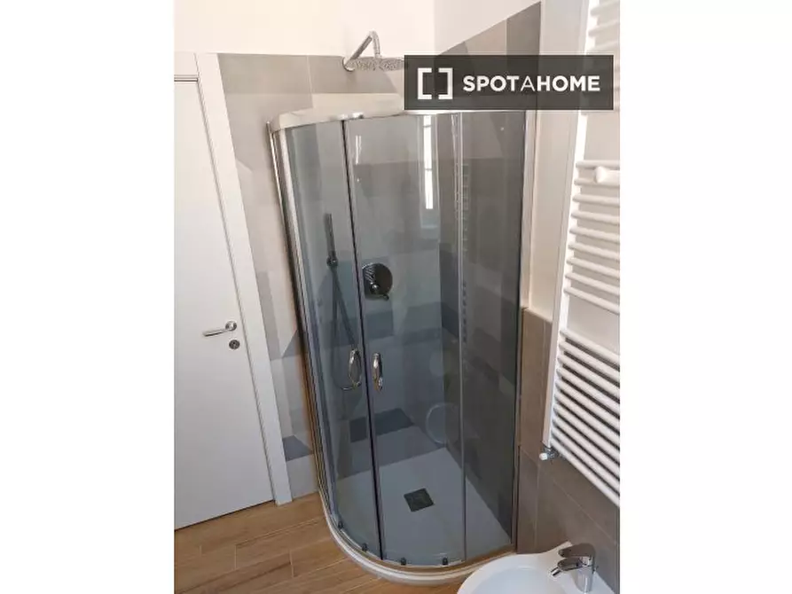 Immagine 12 di Appartamento in affitto  in Via la Spezia a Roma