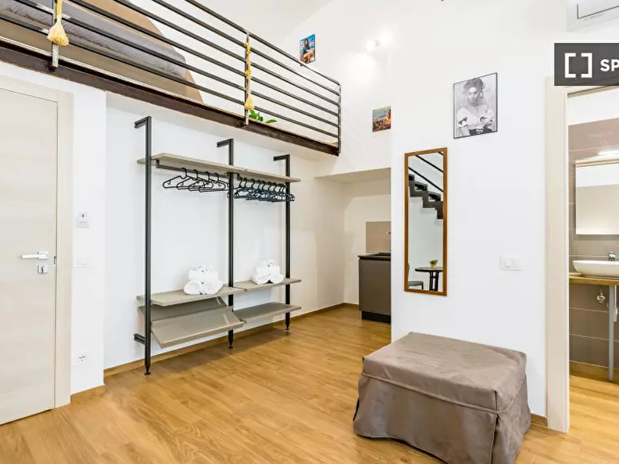 Immagine 5 di Appartamento in affitto  in Via Santa Teresa degli Scalzi a Napoli