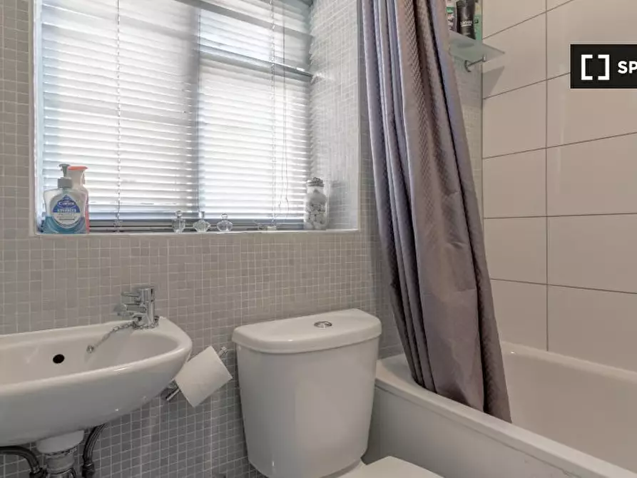 Immagine 11 di Appartamento in affitto  in Queenstown Rd, Battersea, London, UK a Lambeth