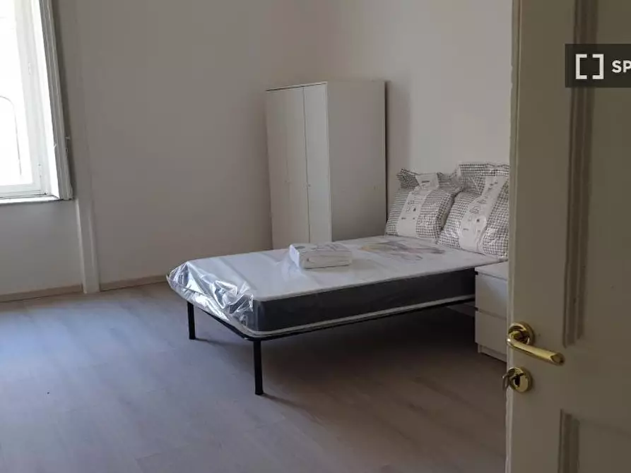 Immagine 1 di Camera condivisa in affitto  in Via Portacarrese a Montecalvario a Napoli