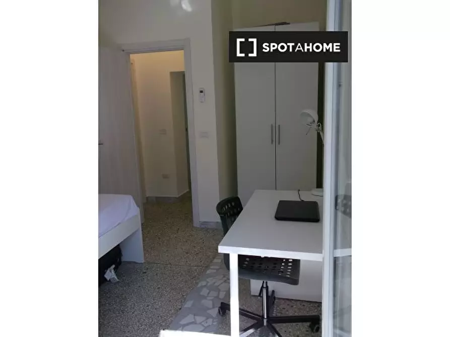 Immagine 4 di Camera condivisa in affitto  in Via Domenico Quaranta a Napoli