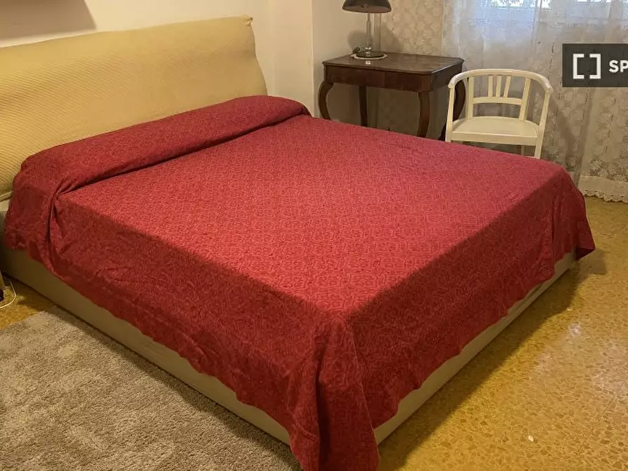 Immagine 1 di Camera condivisa in affitto  in Via Guido Castelnuovo a Roma