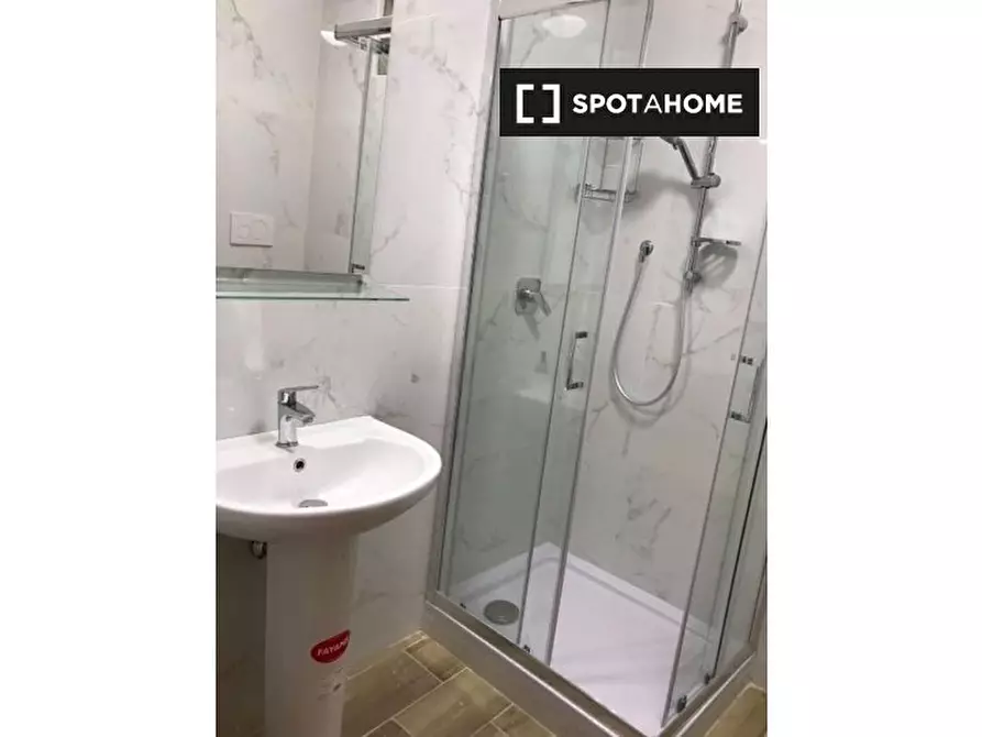 Immagine 6 di Camera condivisa in affitto  in Via Teano a Roma