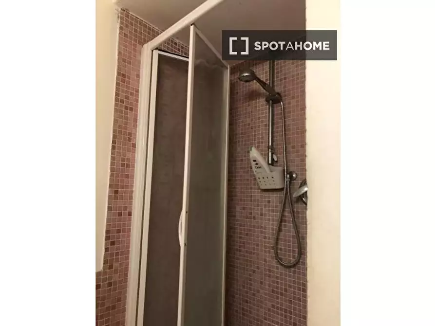 Immagine 9 di Camera condivisa in affitto  in Via dei Banchi Nuovi a Roma