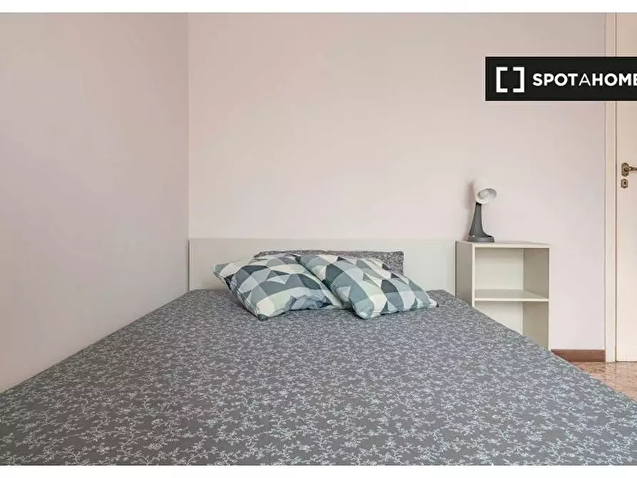 Immagine 1 di Camera condivisa in affitto  in Via Angera a Milano