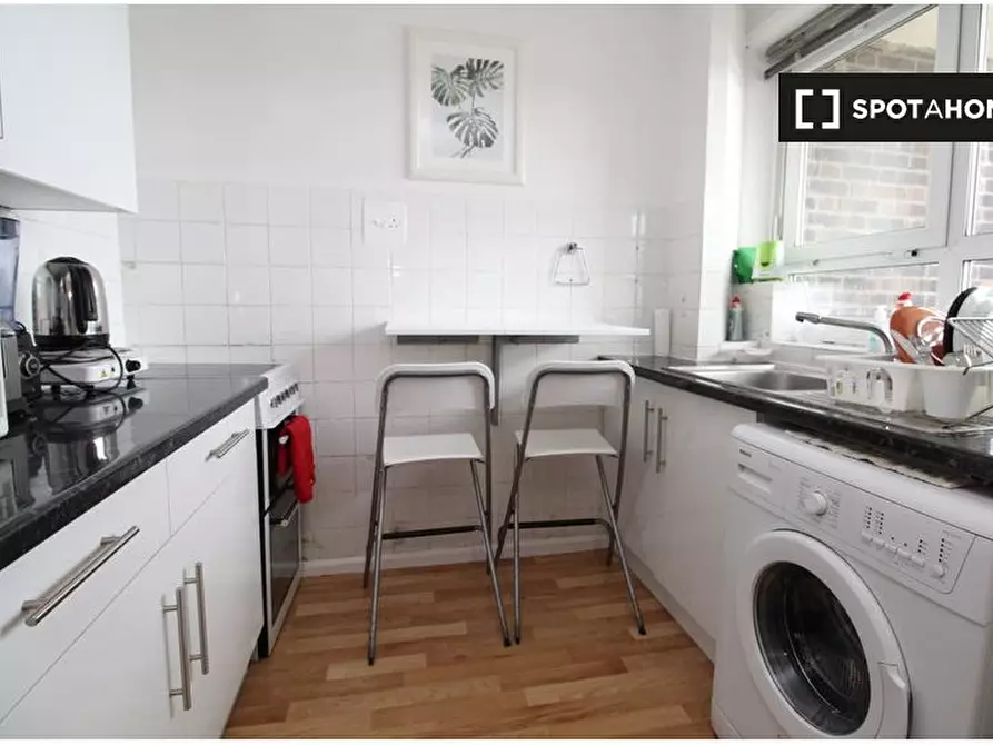 Immagine 2 di Camera condivisa in affitto  in Gibbs Green Cl a Hammersmith