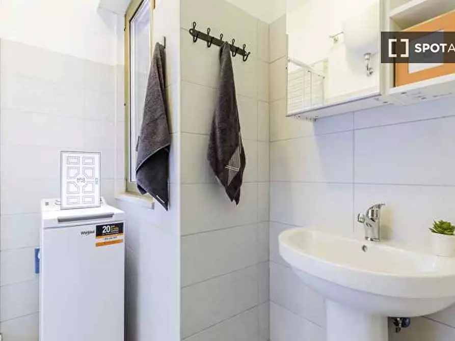 Immagine 12 di Camera condivisa in affitto  in Via Fiume delle Perle a Roma