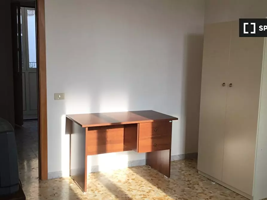 Immagine 2 di Camera condivisa in affitto  in Via Cedronio a Napoli