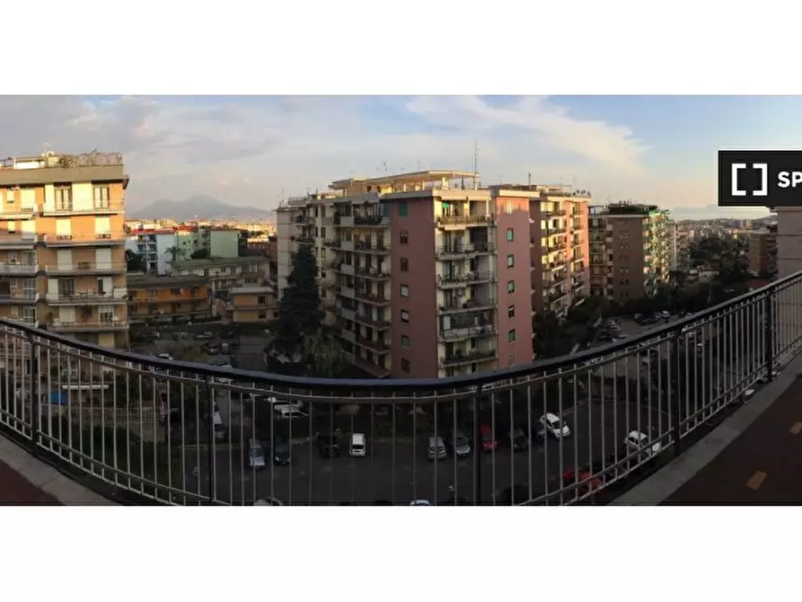 Immagine 10 di Camera condivisa in affitto  in Via Croce Rossa a Napoli