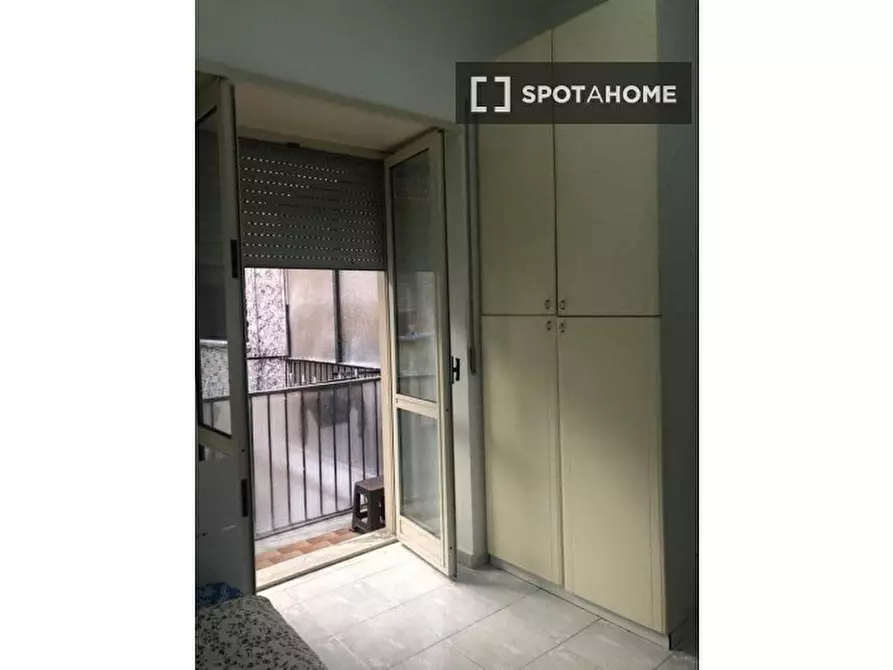 Immagine 9 di Camera condivisa in affitto  in Via delle Zite a Napoli